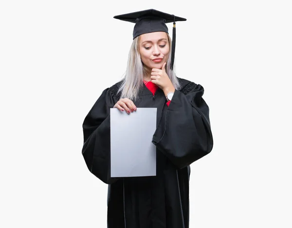 Giovane Donna Bionda Che Indossa Laurea Uniforme Possesso Laurea Sfondo — Foto Stock