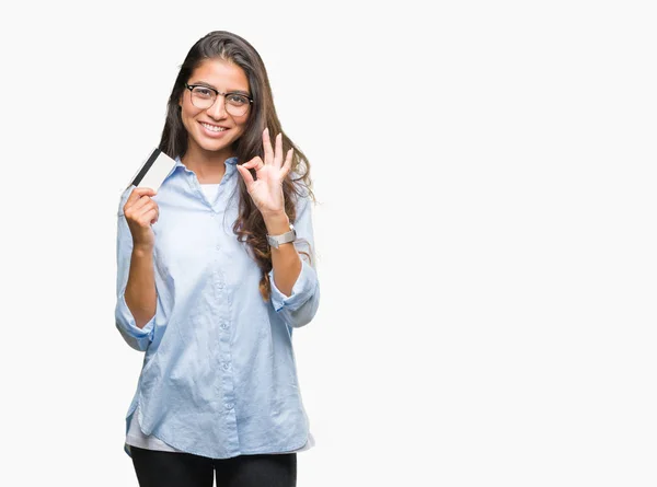 Jovem Árabe Mulher Segurando Cartão Crédito Sobre Fundo Isolado Fazendo — Fotografia de Stock