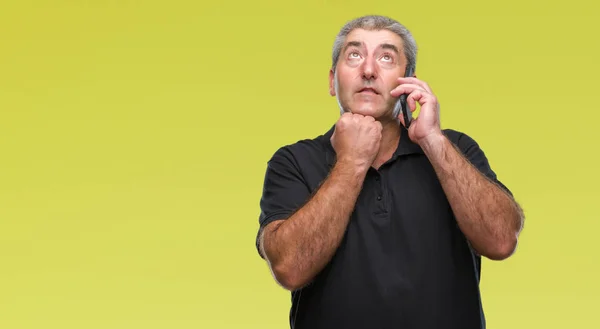 Bell Uomo Anziano Che Parla Smartphone Sfondo Isolato Faccia Seria — Foto Stock