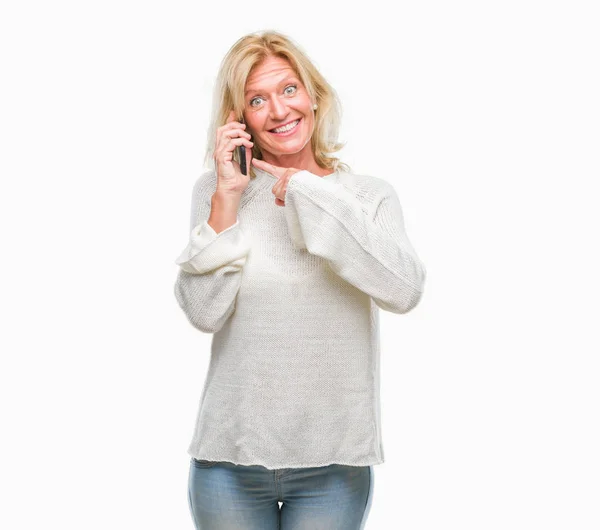 Mujer Rubia Mediana Edad Hablando Teléfono Inteligente Sobre Fondo Aislado — Foto de Stock