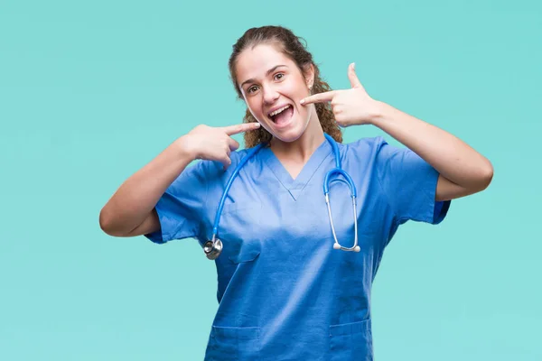 Jonge Brunette Dokter Meisje Verpleegkundige Chirurg Uniform Dragen Geïsoleerde Achtergrond — Stockfoto