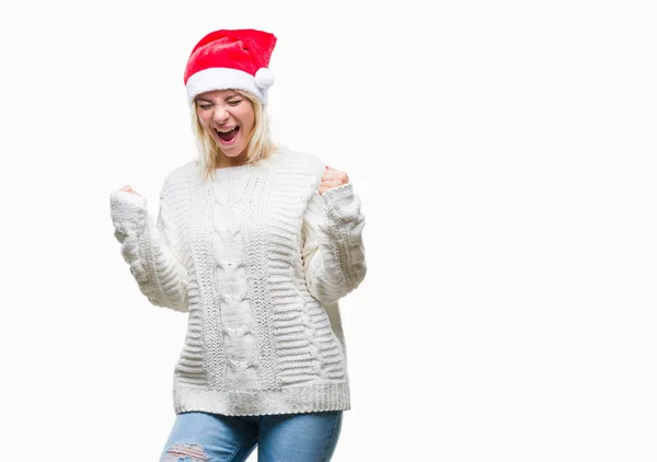 年轻美丽的金发女子戴着圣诞节帽子在孤立的背景非常高兴和兴奋做赢家手势与手臂举起 微笑和尖叫的成功 庆典理念 — 图库照片