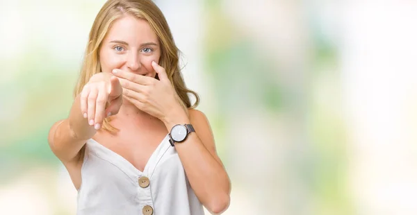 Mulher Bonita Usando Óculos Sobre Fundo Isolado Sorrindo Positivo Fazendo — Fotografia de Stock