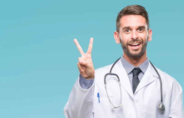 Jonge Knappe Dokter Man Geïsoleerde Achtergrond Glimlachend Met Blij Gezicht — Stockfoto