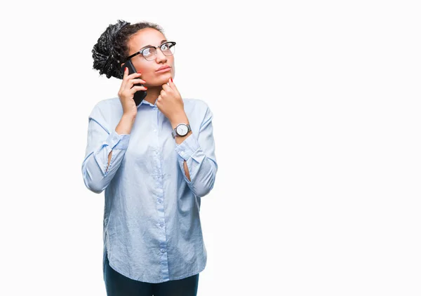 編んだ髪の若いアフリカ系アメリカ人ビジネス女の子表示通話以上のスマート フォンを使用して分離された質問 非常に混乱して考え考える背景深刻な顔 — ストック写真