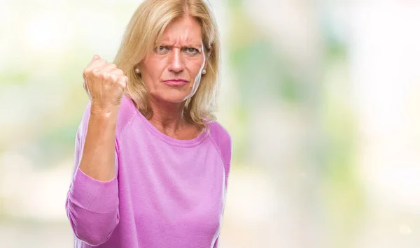 中年金发女人在孤立的背景愤怒和疯狂举起拳头沮丧和愤怒 而愤怒的呼喊 愤怒和侵略性概念 — 图库照片
