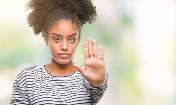 Jonge Afro Amerikaanse Vrouw Texting Smartphone Geïsoleerde Achtergrond Met Open — Stockfoto