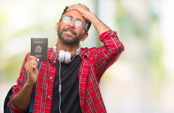 Homem Estudante Hispânico Adulto Segurando Passaporte América Sobre Fundo Isolado — Fotografia de Stock