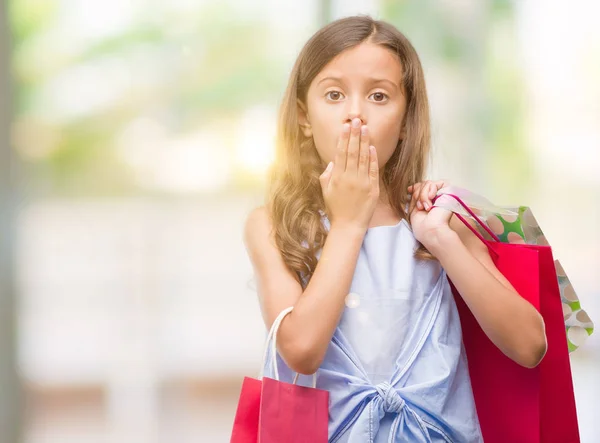 Bruna Ragazza Ispanica Che Tiene Borse Della Spesa Coprire Bocca — Foto Stock