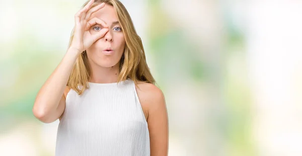 Hermosa Mujer Joven Con Gafas Sobre Fondo Aislado Sonriendo Positiva — Foto de Stock