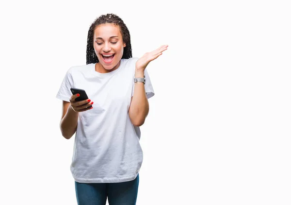 Młody Splecione Włosy Afroamerykanów Dziewczyna Pokazuje Pomocą Smartfona Białym Tle — Zdjęcie stockowe