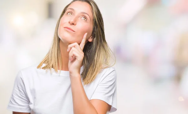 Mulher Bonita Nova Sobre Fundo Isolado Com Mão Queixo Pensando — Fotografia de Stock