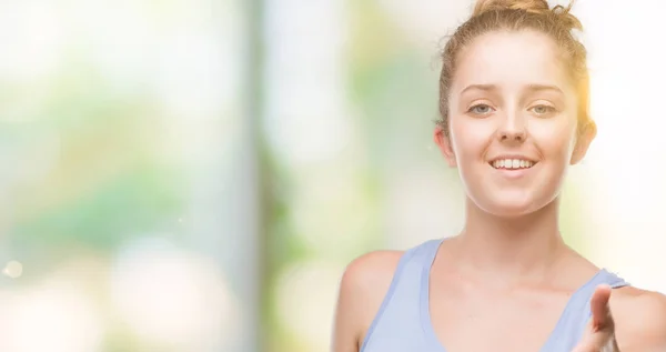 Joven Mujer Rubia Sonriente Amable Ofreciendo Apretón Manos Como Saludo — Foto de Stock