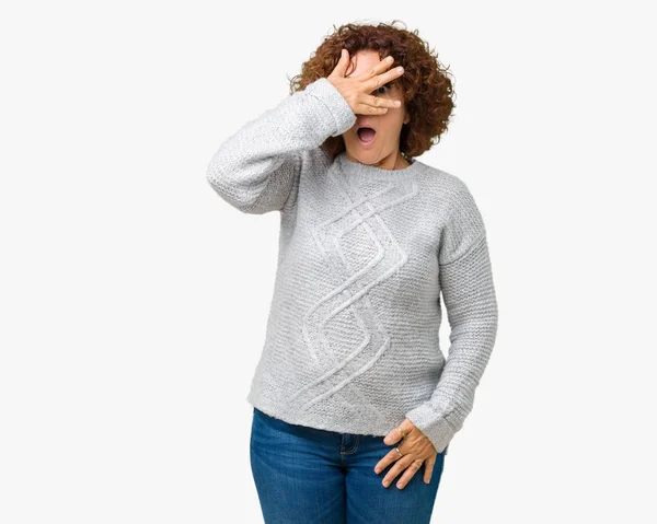 Hermosa Mujer Mediana Edad Ager Vistiendo Suéter Invierno Sobre Fondo — Foto de Stock