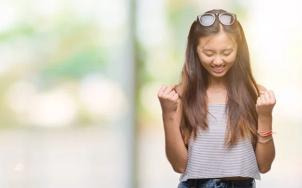 Jovem Mulher Asiática Vestindo Óculos Sol Sobre Fundo Isolado Muito — Fotografia de Stock