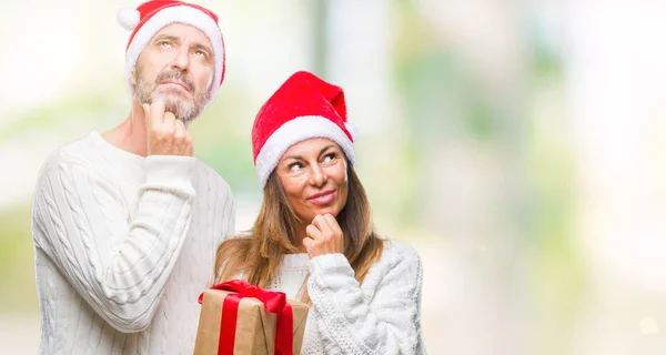 스페인 아이디어에 심각한 이상의 크리스마스 모자와 선물을 — 스톡 사진