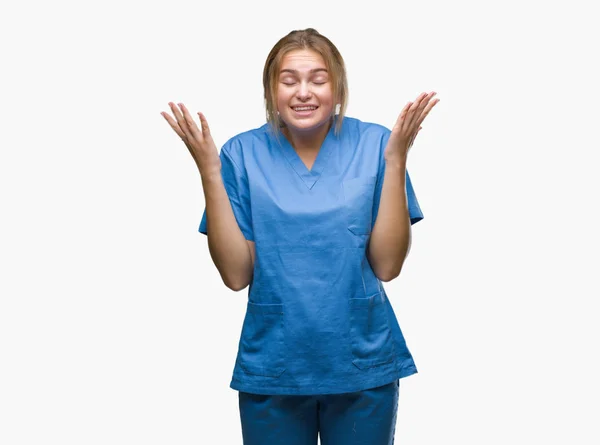 若い白人の看護師女性に外科医の制服を着ては背景を祝う狂牛病を分離し 腕の成功のためのクレイジー発生し叫んで興奮して目を閉じた 勝者の概念 — ストック写真