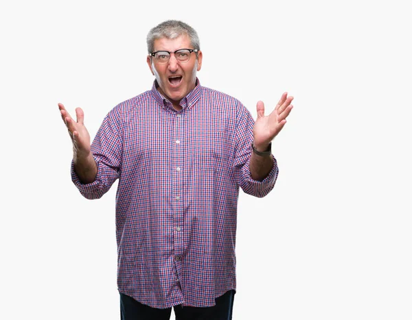 Pěkný Starší Muž Nosí Brýle Nad Izolované Pozadí Slaví Crazy — Stock fotografie