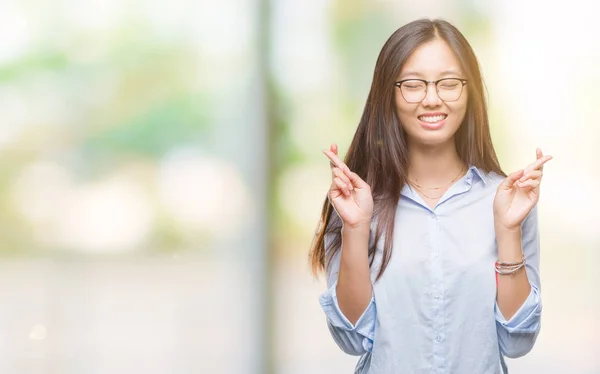 Unga Asiatiska Affärskvinna Glasögon Över Isolerade Bakgrund Leende Korsning Fingrar — Stockfoto