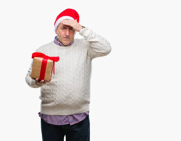 Красивий Старший Чоловік Різдвяній Шапці Тримає Подарунок Над Ізольованим Тлом — стокове фото