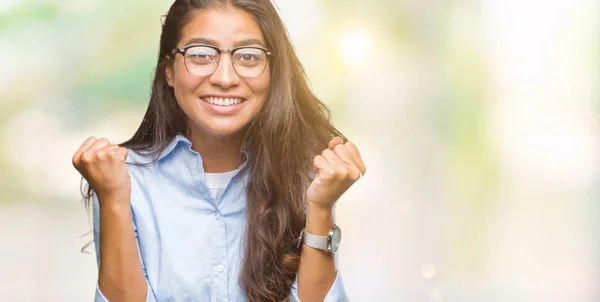 Ung Vacker Arabisk Kvinna Som Bär Glasögon Över Isolerade Bakgrund — Stockfoto