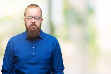 İzole arka plan şüpheci ve sinir, papatyanın üzgün üzerinde sorunu nedeniyle gözlüklü Genç beyaz hipster adam. Negatif kişi.
