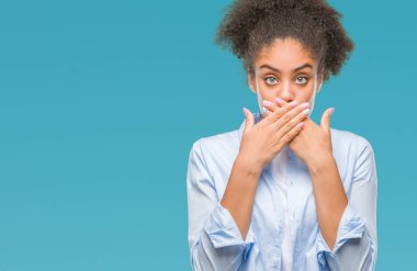 Genç afro Amerikan kadın izole arka plan ağız hata için elleriyle kapsayan şok yüzünden. Gizli kavramı.