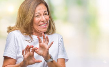 Orta yaş izole arka plan üzerine İspanyol kadın kıdemli tiksinti ifadesi, memnun ve korkulu tiksinti yüz yapıyorsun çünkü nefret tepki. Elleriyle kaldırdı. Sinir bozucu kavramı.