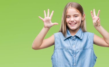 Genç güzel kız gösterilen ve parmakları ile işaret izole arka plan yüzünden kendinden emin ve mutlu gülümseyerek süre sekiz numara.