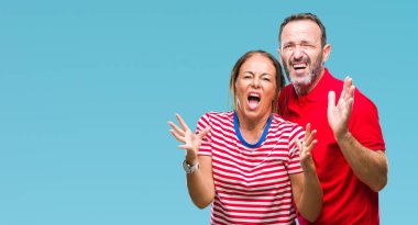 Orta yaş İspanyol çift izole arka plan çılgın ve kızgın bağırarak ve agresif ifade ve silah kaldırdı bağırmaya aşık. Hayal kırıklığı kavramı.