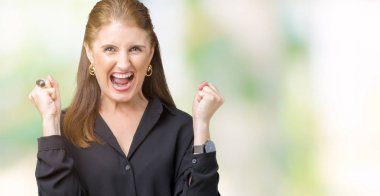 İzole arka plan kutlama üzerinde güzel orta yaş olgun iş kadını şaşırttı ve başarı için kaldırdı kollarını açarak hayret ve gözleri açık. Kazanan kavramı.