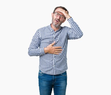 Üzerinde gözlük takan yakışıklı orta yaş zarif komuta sizde izole arka plan hastalık ve ateş, grip ve soğuk, virüs hasta için alın dokunmadan