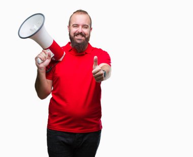 Beyaz delikanlı ok işareti, başparmak ile parmak, mükemmel işareti yapıyor kocaman bir gülümseme ile izole arka plan üzerinde mutlu megafon ile bağırarak