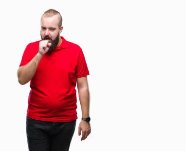 Duygu iyi ve soğuk veya bronşit için semptom olarak öksürük izole arka plan üzerinde kırmızı gömlek giymiş genç beyaz hipster adam. Sağlık kavramı.
