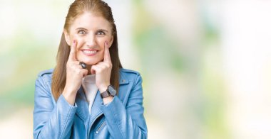 Güzel orta yaş Olgun kadın giyiyor moda deri ceket izole üzerinde arka plan gülen açık ağız ile parmak işaret ve neşeli zorlama gülümseme