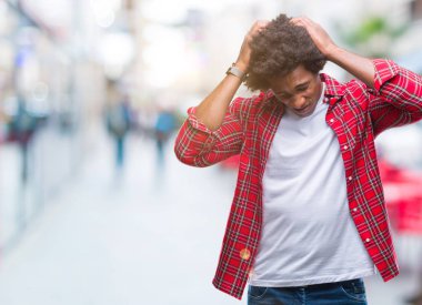 Afro Amerikalı adam çünkü umutsuz ve stresli baş ağrısı acı izole arka plan üzerinde ağrı ve migren. Ellerini kafasına.