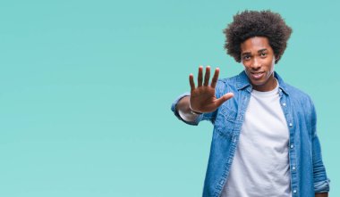 Stop yapıyor izole arka plan üzerinde Afro Amerikalı adam elin avuç ile şarkı. Negatif ve ciddi bir jest yüz ifadesiyle uyarı.