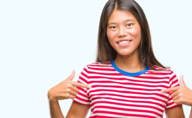 Genç Asyalı kadın kamera ile mutlu ve komik yüz için parmakları işaret izole arka plan üzerinde. İyi enerji ve vibes.