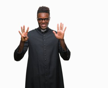 Genç Afro-Amerikan rahip adam gösterilen ve parmakları ile işaret izole arka plan üzerinde numara 9 kendinden emin ve mutlu gülümseyerek süre.