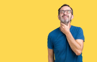 Ağrılı boyun, boğaz grip, kesek ve enfeksiyon dokunmadan nedir yakışıklı orta yaş ağarmış komuta sizde gözlük izole üzerinde arka plan