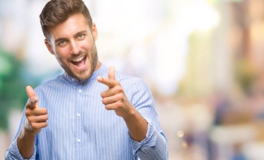 Yakışıklı delikanlı için fotoğraf makinesi ile mutlu ve komik yüz parmakları işaret izole arka plan üzerinde. İyi enerji ve vibes.