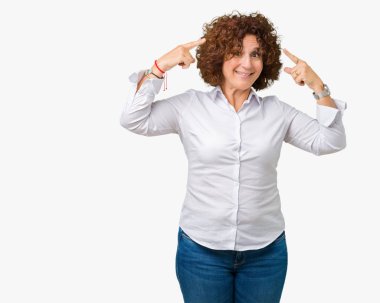 Güzel orta ager üst düzey businees kadın izole arka plan hem el parmak, harika bir fikir ya da düşünce, iyi bellek ile baş gösteren gülümseyen