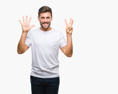 Yakışıklı delikanlı gösterilen ve parmakları ile işaret izole arka plan üzerinde kendinden emin ve mutlu gülümseyerek süre sekiz numara.