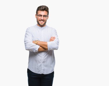 İzole arka plan mutlu yüz çapraz silah kameraya bakarak ile gülümseyen genç yakışıklı adam. Olumlu bir kişi.