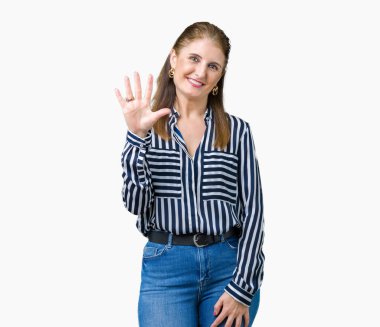 Orta yaş olgun iş kadını gösterilen ve parmakları ile işaret izole arka plan üzerinde beş kendinden emin ve mutlu gülümseyerek iken numara.