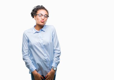 Komik surat ile yanakları şişirme izole arka plan üzerinde gözlük takan genç örgülü saç Afro-Amerikan iş kız. Ağız ile hava, deli ifade şişirilmiş.