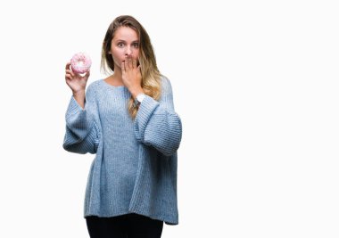 Hata, korku, sessizlik içinde gizli kavramı korkmuş ifade için utanç ile izole arka kapak ağız el ile üzerinden tatlı çörek yiyen genç güzel sarışın kadın şok