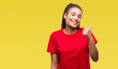 Genç saç Afro-Amerikan kız mutlu yaşasın el ile jest yapıyor izole arka plan üzerinde örgülü. Kameraya bakarak başarı gösteren ile ifade onaylama.