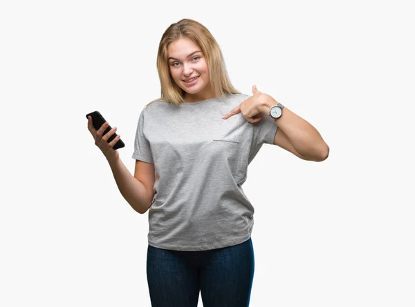 Jovem Mulher Caucasiana Enviando Mensagem Usando Smartphone Sobre Fundo Isolado — Fotografia de Stock