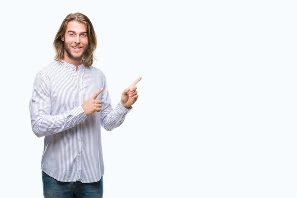 Jonge Knappe Man Met Lange Haren Geïsoleerde Achtergrond Glimlachen Kijken — Stockfoto